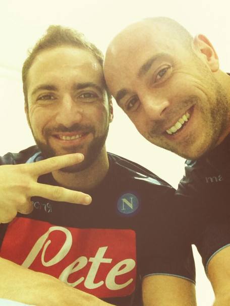 Gonzalo Higuain e Pepe Reina, selfie di auguri. Fonte Twitter